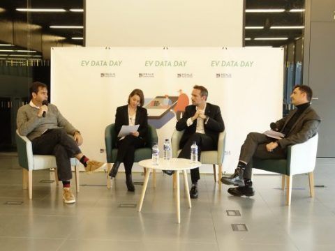 Boceto de una mesa redonda sobre vehículos eléctricos en un evento de movilidad sostenible.