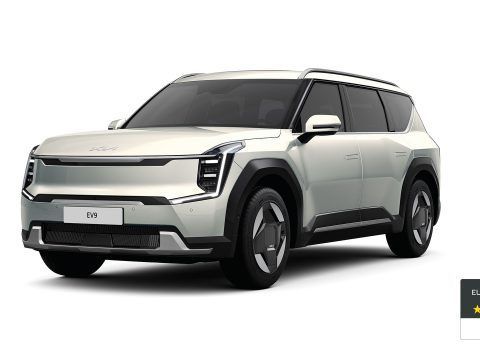 Coche eléctrico SUV moderno de color blanco con diseño futurista y líneas aerodinámicas.