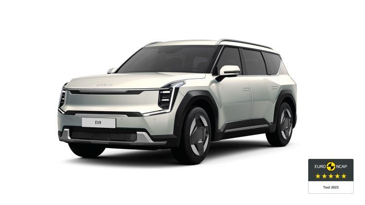 Coche eléctrico SUV moderno de color blanco con diseño futurista y líneas aerodinámicas.