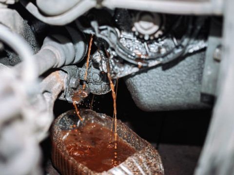 Sistema de enfriamiento en un vehículo eléctrico con líquido en funcionamiento.