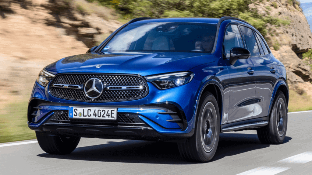 Nuevo coche eléctrico Mercedes-Benz EQB en movimiento en carretera.