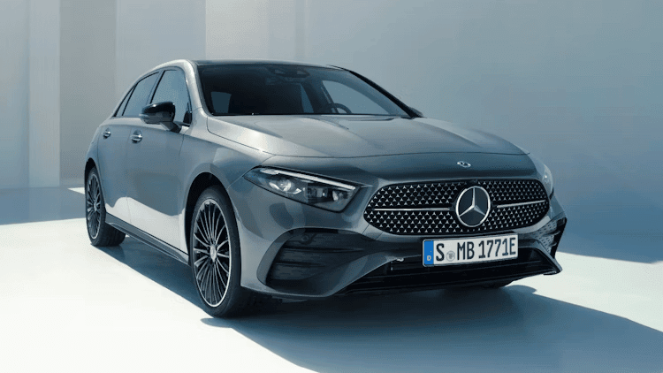Mercedes-Benz eléctrico en un entorno de exhibición moderna.