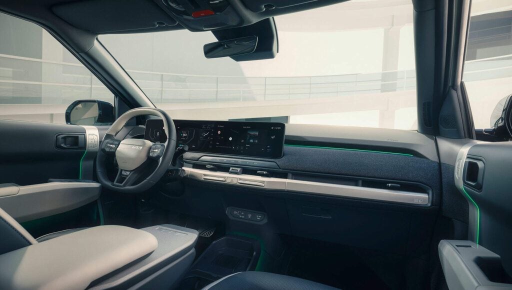 Nuevo interior de coche eléctrico con tecnología avanzada y diseño moderno.