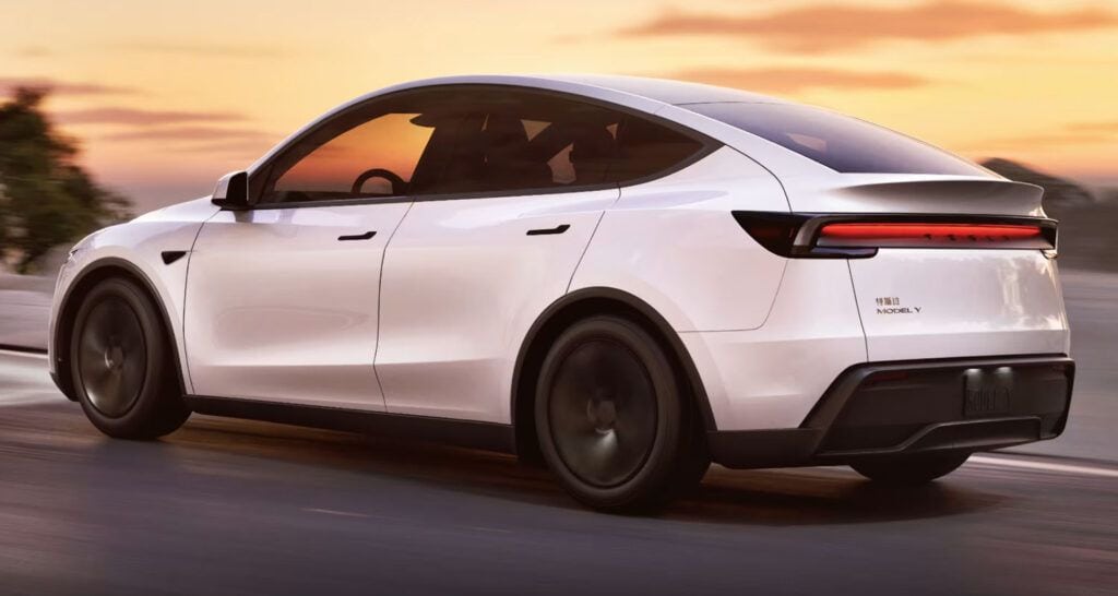 Coche eléctrico de lujo en carretera al atardecer, destacando su diseño aerodinámico y tecnología av.
