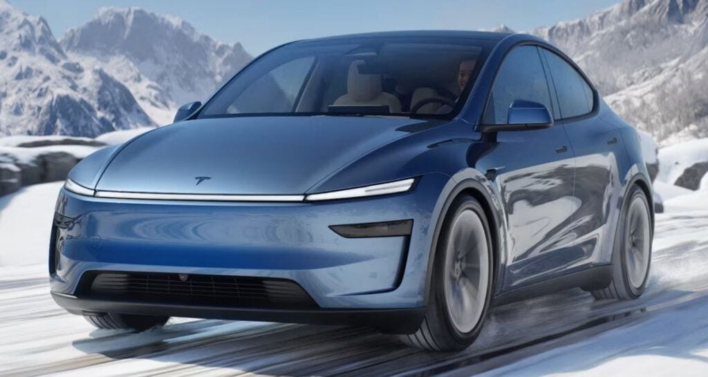Coche eléctrico azul en un paisaje nevado con montañas, destacando su diseño moderno y aerodinám.