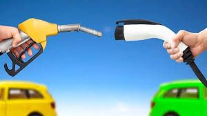 Bomba de gasolina y cargador de coche eléctrico enfrentados en una ilustración.