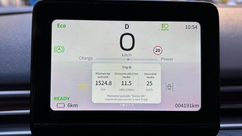 Pantalla de coche eléctrico mostrando datos de conducción y carga.