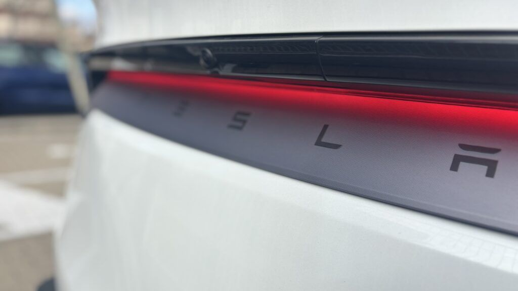 nueva luz trasera model y 2025