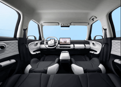Autonomía de coche eléctrico en interior moderno con tecnología avanzada.