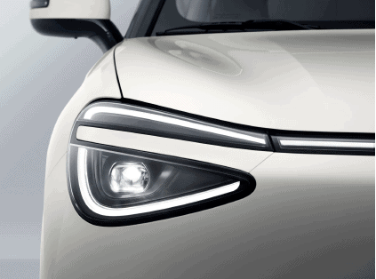 Coche eléctrico con faro LED y diseño futurista, ideal para movilidad sostenible y tecnología avanza.